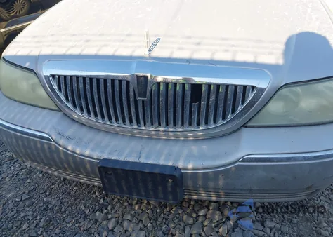 2003 Lincoln Town Car Executive из США, поврежденный, VIN 1LNHM81W53Y706603